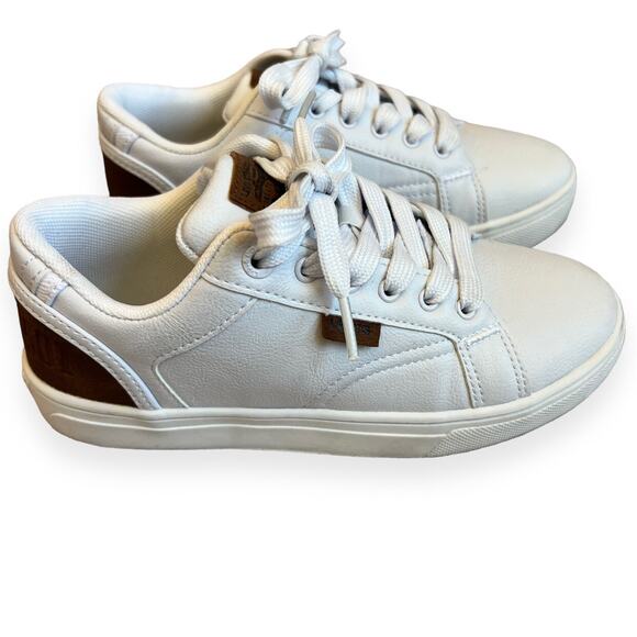 Levi's Other - Levi's White Sneakers